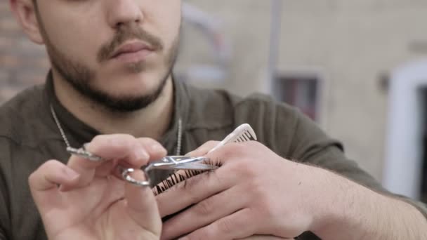 Tijeras de corte de pelo para hombre en un salón de belleza — Vídeos de Stock