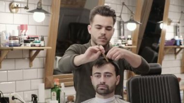 Erkek Kuaför Saç sakal Yetişkin erkeklerde erkek Kuaför Salonu yapıyor. Saç kesimi makas ile