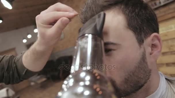 Peluquería hábil secado cabello masculino en la barbería — Vídeos de Stock