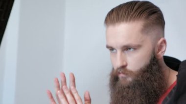 Studio softboxes ile model çekim fotoğrafçı. Adam stüdyo çekim portre poz, acımasız görünümü ile erkek modeli .