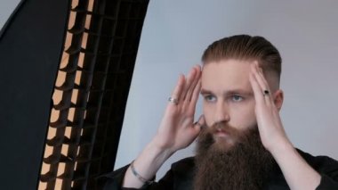 Studio softboxes ile model çekim fotoğrafçı. Adam stüdyo çekim portre poz, acımasız görünümü ile erkek modeli .