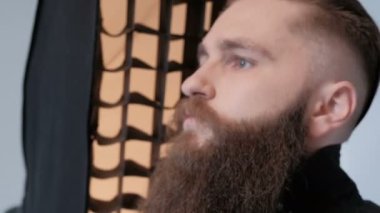 Studio softboxes ile model çekim fotoğrafçı. Adam stüdyo çekim portre poz, acımasız görünümü ile erkek modeli .