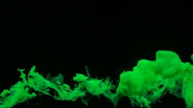 Yeşil mürekkebin üzerinde beyaz