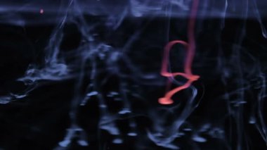 Mavi ve kırmızı mürekkep su arka plan ağır çekimde