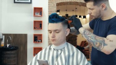 Yakışıklı adam saçını salonu 4 k alır. Mavi saç tonlama.