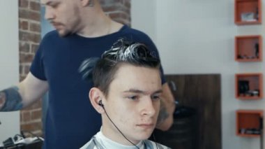 Yakışıklı adam saçını salonu 4 k alır. Mavi saç tonlama.