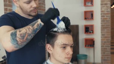 Yakışıklı adam saçını salonu 4 k alır. Mavi saç tonlama.