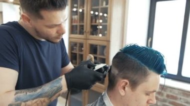 güzel kız kuaförü erkek güzellik salonunda kesti.