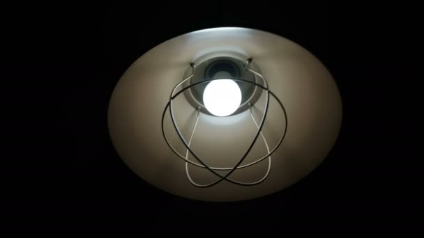 Lampe dans un fond sombre. Balançant d'un côté à l'autre — Video