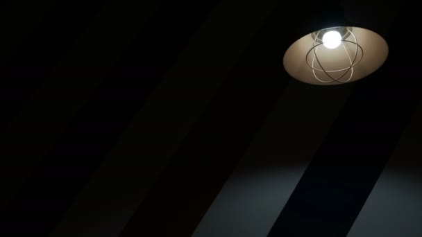 Lampe vor dunklem Hintergrund. von Seite zu Seite schwingen — Stockvideo