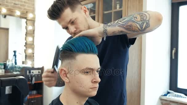 マスター カット髪し理髪店で男性のひげ、美容師は若い男の髪型. — ストック動画