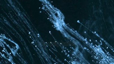 Mavi ve beyaz mürekkep su ile yüksek hızlı kamera, yavaş çekim