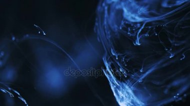 Mürekkep fotoğrafını taşır. Kozmik soyutlama ışık mavi parçacık mürekkep. Makro