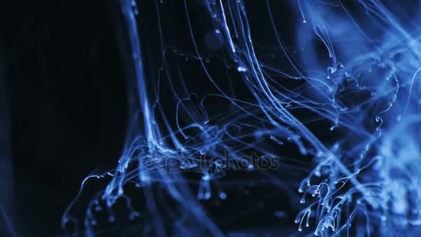 Prise de vue d'Ink Moves. Abstraction cosmique d'une encre à particules bleu clair. macro 