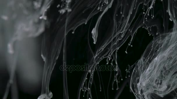 Efecto de tinta blanca en el agua filmada sobre fondo negro. Tinta abstracta creando formaciones de nubes maravillosamente únicas. Filmado en 4K — Vídeo de stock