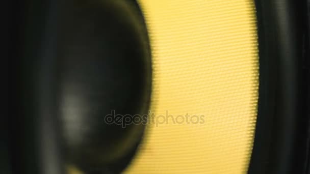 Κοντινό πλάνο στη μετακίνηση υπο-γούφερ. Μέρος του ηχείου. Μαύρο και κίτρινο χρώμα της μεμβράνης. Έννοια του μουσικού οργάνου. βίντεο πυροβολισμό μακρο. — Αρχείο Βίντεο