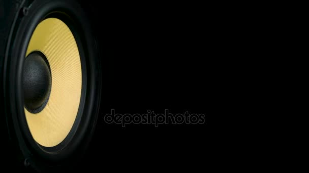 Moniteur de studio de musique professionnel mobile. Gros plan. Haut-parleurs très puissants. Modèle avec place pour l'inscription 