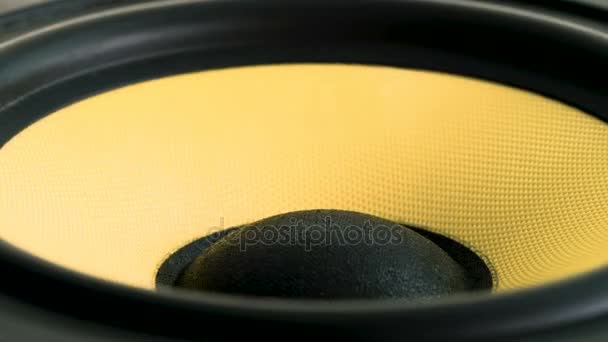 Close-up bij het verplaatsen van de subwoofer. Spreker deel. Zwarte en gele kleuren van membraan. Concept van muziekinstrument. macro video-opname. — Stockvideo