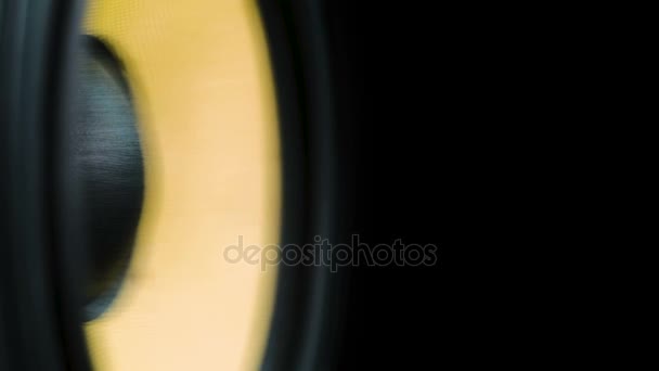 サブウーファーを移動でクローズ アップ。スピーカー部分。膜の黒と黄色の色。楽器のコンセプトです。マクロ撮影のビデオ. — ストック動画