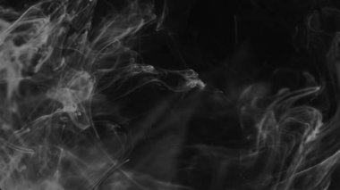 siyah arka plan üzerine sigara. Siyah ve beyaz soyutlama.