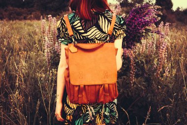 Geri Blooming glade üstünde duran kadın.