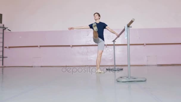 Fröhliche Balletttänzerin tritt im Tanzstudio auf — Stockvideo