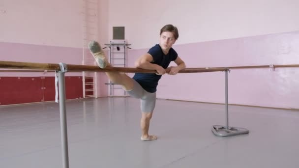Bailarina de ballet alegre actuando en el estudio de baile — Vídeo de stock
