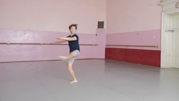 Bailarín moderno bailarín de ballet realiza danza en estudio 60 fps cámara lenta — Vídeos de Stock