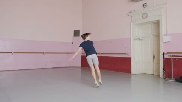 Bailarina de ballet, hombre en fuga, ejecución de movimientos, una bailarina en el trabajo, un estilo de vida saludable , — Vídeos de Stock