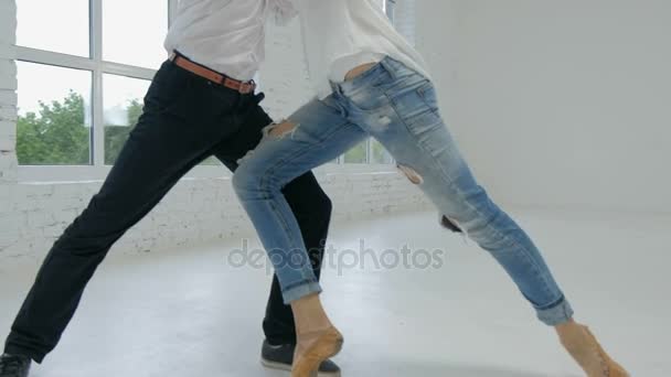 Un par de jóvenes bailarines de ballet actuando en el salón blanco — Vídeos de Stock