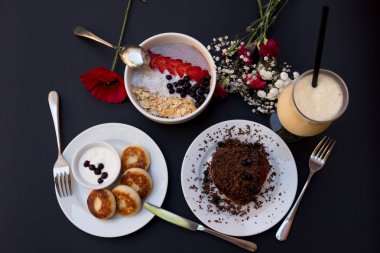 Ekşi krema, el yapımı ile peynirli kek. Siyah bir zemin üzerine krep. Yukarıdan görüntülemek