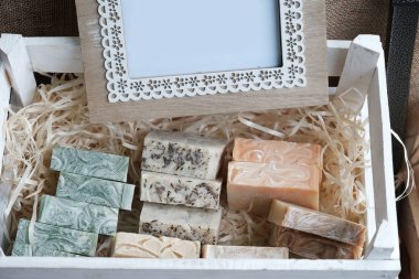 güzel, güzel kokulu el yapımı Sabun ahşap kutu ayakta ahşap arka plan üzerinde