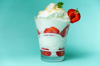 Dondurmalı çilek ve krema. Nane arka plan