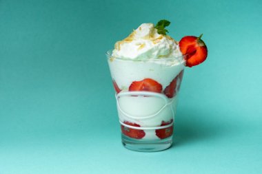 Dondurmalı çilek ve krema. Nane arka plan