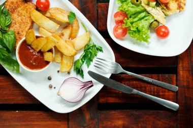 Vejetaryen yemeği. Baharat ile Kızarmış tofu, taze domates ile patates. Beyaz bir plaka üzerinde ahşap arka plan.