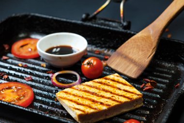Tofu özel grill Pan kızartma adet pişirme süreci. Vejetaryen yemekleri. Soya soya peyniri ızgara. Yumuşak odak.