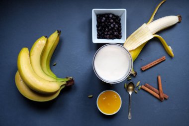 Smoothie blender ve malzemelerin üzerine gri arka plan, üstten görünüm.