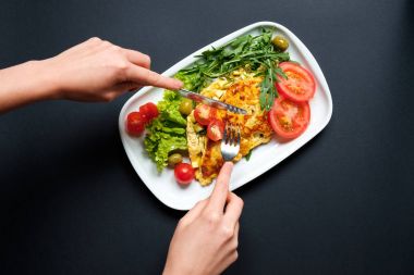 Taze salata ile servis domates omlet.