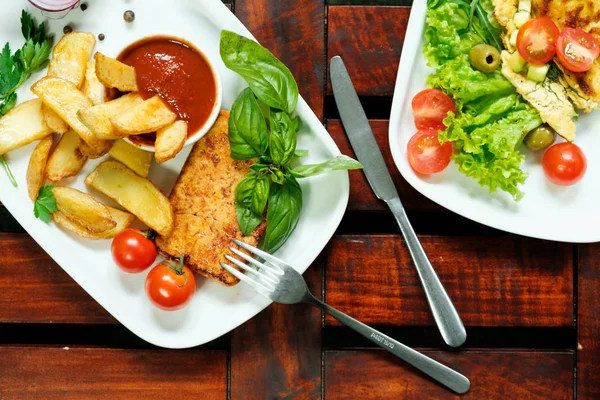 Fast food. Ψητή πατάτα σφήνες με μπαχαρικά και μυρωδικά και σάλτσα ντομάτας κοντινό - σπιτικό οργανικό φυτικό vegan χορτοφάγος γεύμα τροφίμων σνακ — Φωτογραφία Αρχείου