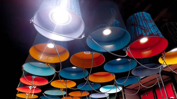 Pinte baldes com várias cores. Lâmpadas decorativas na forma de um balde com uma pintura — Fotografia de Stock