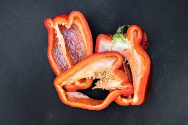 Siyah arka plan ile kırmızı tatlı biber.