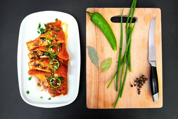 Asijské jídlo smažené tofu s žampiony a rajčata close-up na talíř na stůl. Zelená hot chili papričky a zelené cibulky. — Stock fotografie