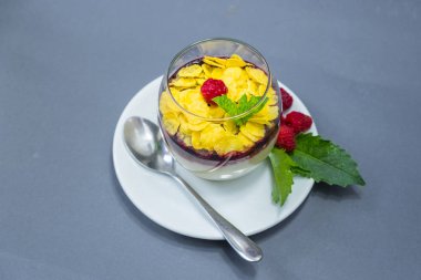 Kremalı süt Ahududu ve Mısır gevreği ile karamel