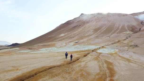 Gray geysers in Iceland trekking tourists — Stock Video