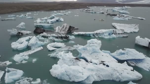 Antena na góry lodowe w lagunie Jokulsarlon przez południowych wybrzeży Islandii — Wideo stockowe