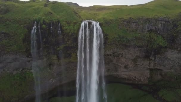 Blick auf den schönen Wasserfall Seljalandsfoss im Sommer, Südisland — Stockvideo