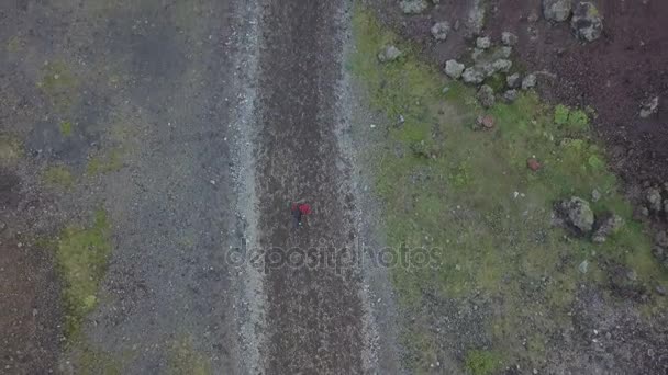 Il giovanotto che cammina cammina per strada. Vista aerea — Video Stock