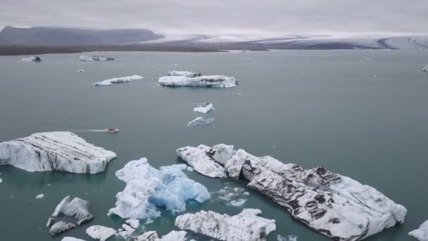 Antény nad plovoucí v Jokulsarlon Lagoon jižní pobřeží Islandu ledovce — Stock video