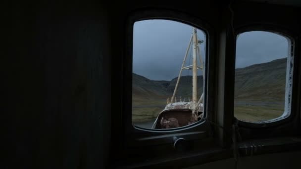 与一个戏剧性的天空中在 Westfjords Patrekfjordur 的海滩上坝 64 是最古老的 steelship 在冰岛 — 图库视频影像