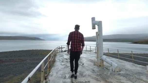 Touriste masculin regardant un vieux bateau de la péninsule. Concept aventure et tourisme — Video